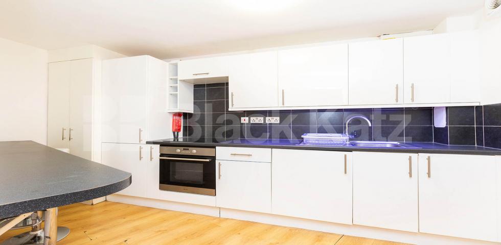 			4 Bedroom, 1 bath, 1 reception Flat			 Criterion Mews, UPPER HOLLOWAY 